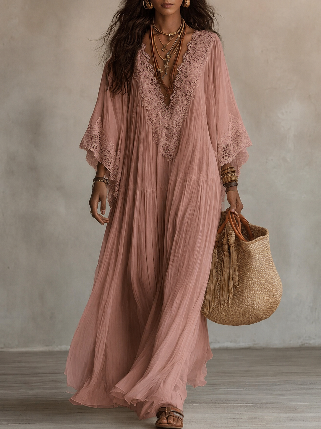 Robe longue en chiffon ivoire et dentelle Danoir Paris, tissu fluide, détails en dentelle élégante, parfait pour une occasion spéciale.