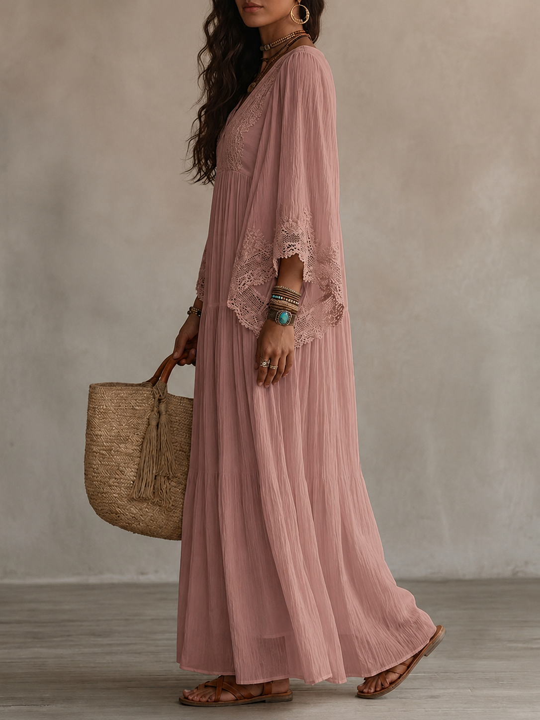 Robe longue en chiffon ivoire et dentelle de Danoir Paris, détail de la dentelle délicate et tissu léger.