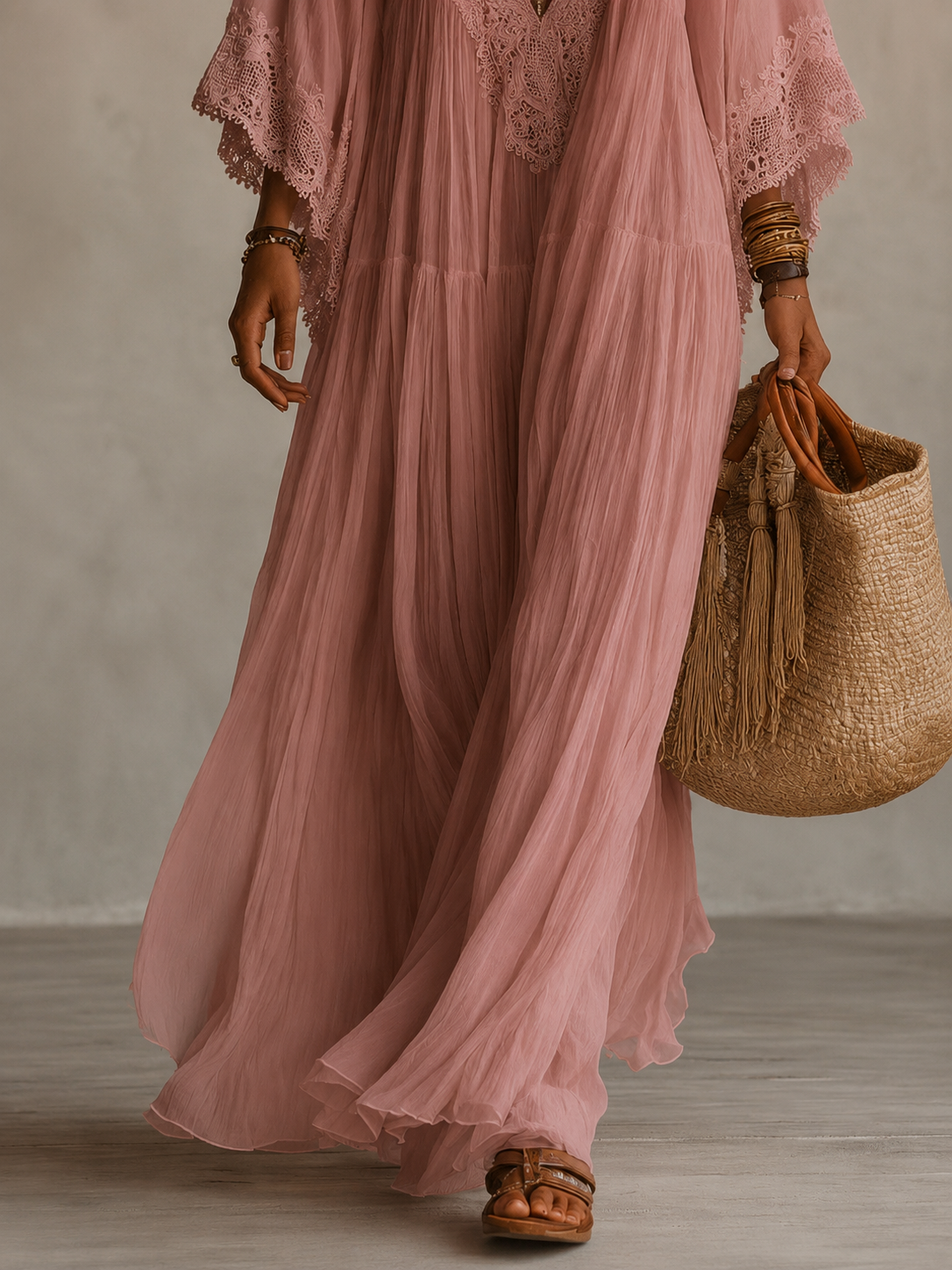 Robe longue en chiffon ivoire et dentelle Danoir Paris, détail de la robe avec tissu léger et broderies délicates.