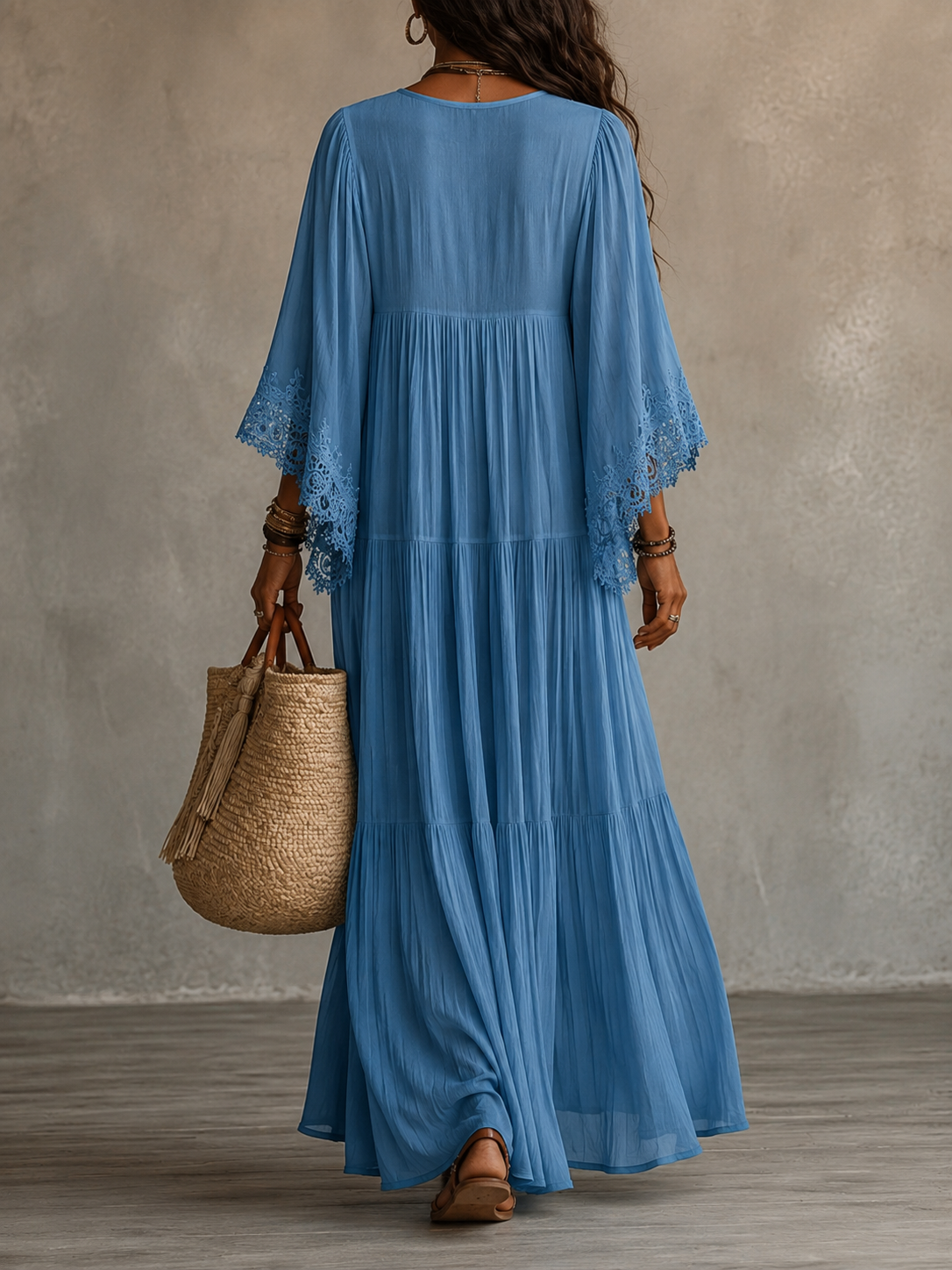Robe longue en chiffon ivoire et dentelle Danoir Paris, silhouette élégante avec détails délicats pour une allure sophistiquée.