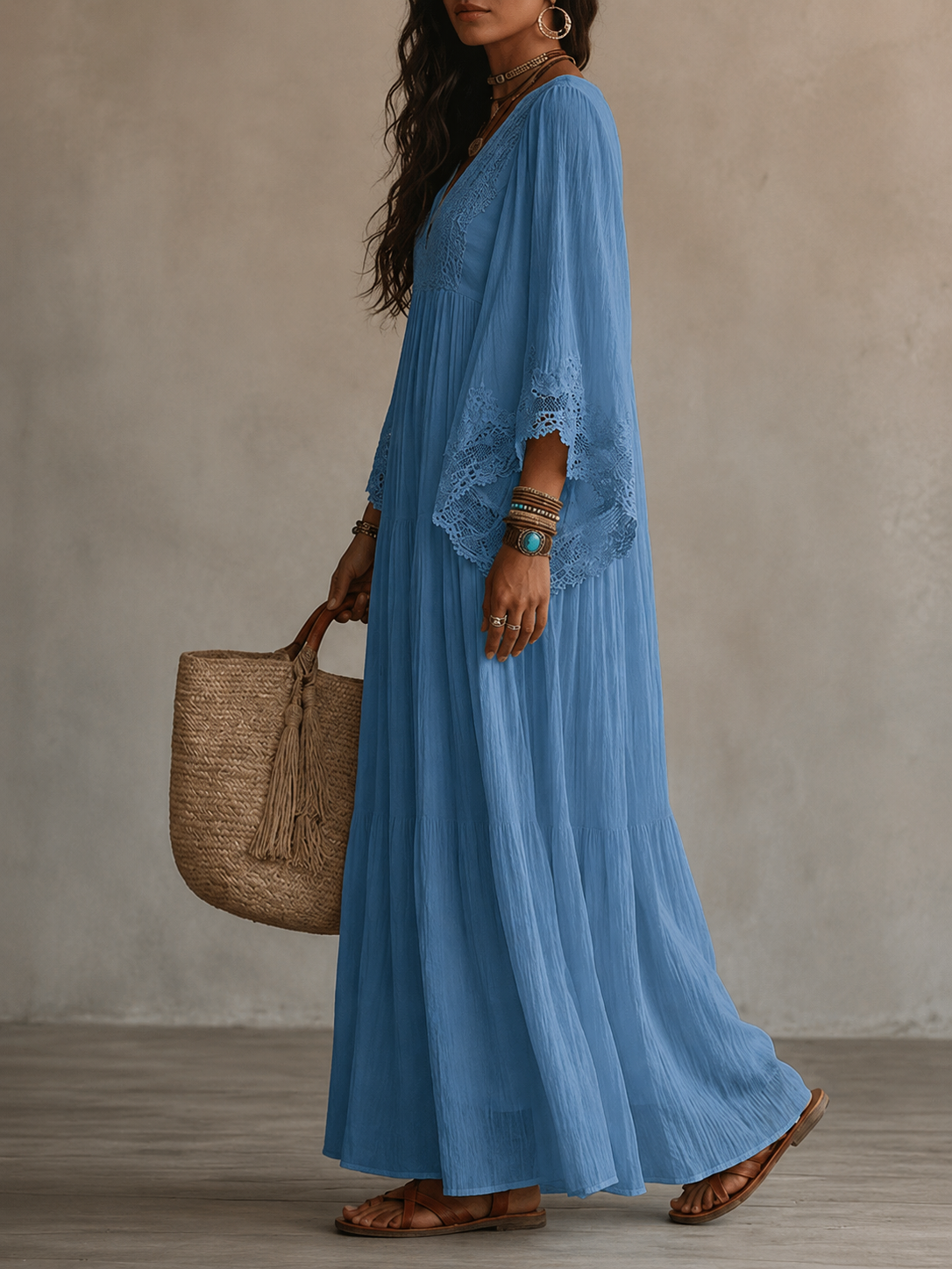 Robe longue en chiffon ivoire avec dentelle, style élégant, conçue par Danoir Paris, portée avec détail visible.