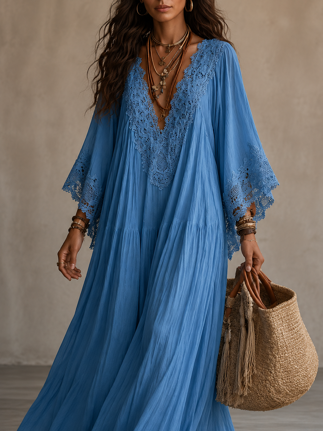 Robe longue en chiffon ivoire avec dentelle, design élégant de la marque Danoir Paris, vue de face sur mannequin.