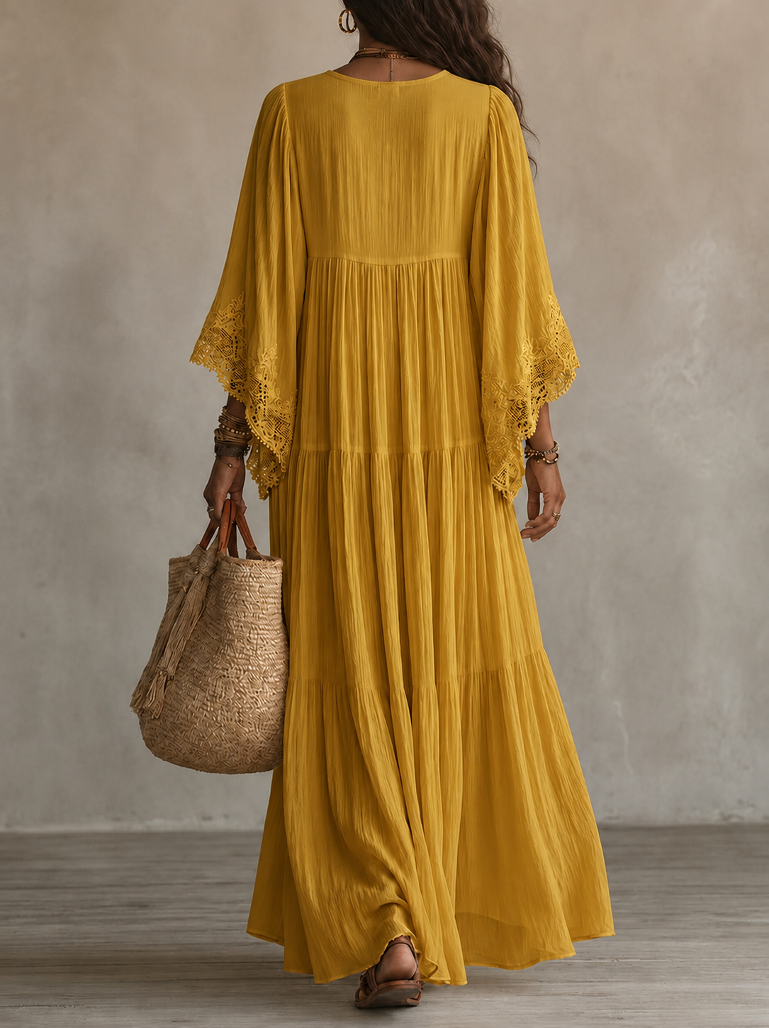 Robe longue en chiffon ivoire et dentelle de la marque Danoir Paris, élégante et fluide, avec détails en dentelle délicats.