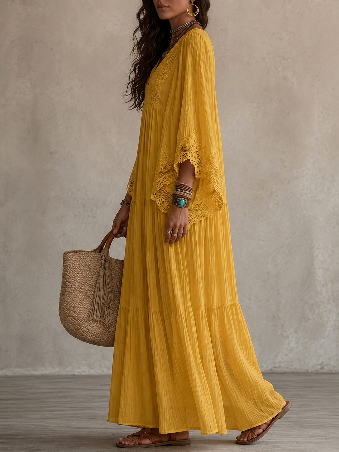 Robe longue en chiffon ivoire et dentelle de la marque Danoir Paris, vue de face avec détails délicats.