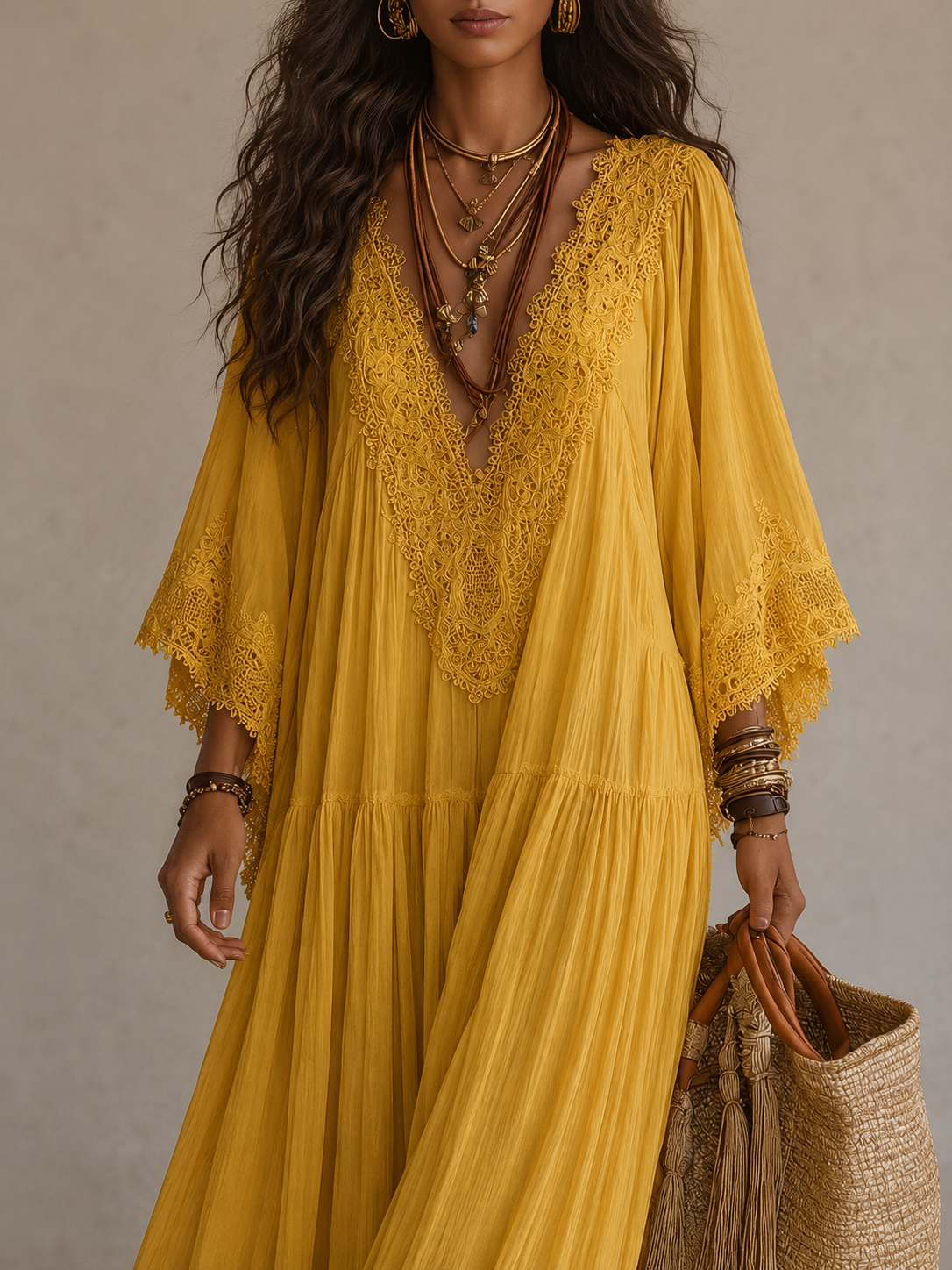 Robe longue en chiffon ivoire avec détails en dentelle de la marque Danoir Paris, portée élégamment sur un mannequin.