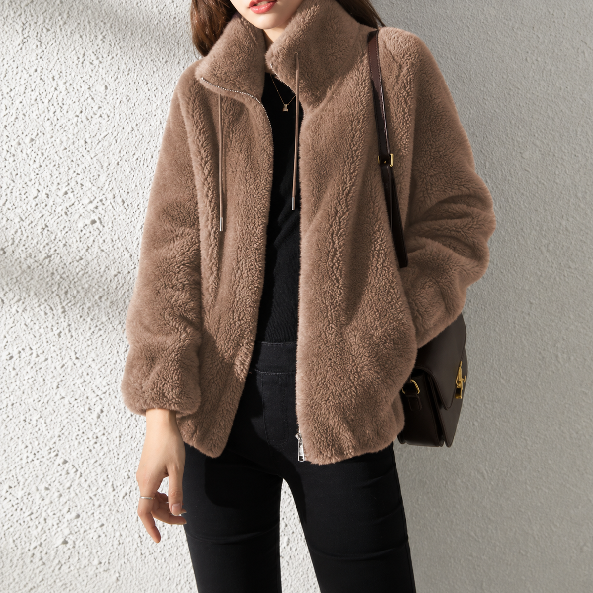 Veste zippée Avelora Danoir Paris en tissu confortable, portée ouverte, détail du col et des manches, coloris gris clair.