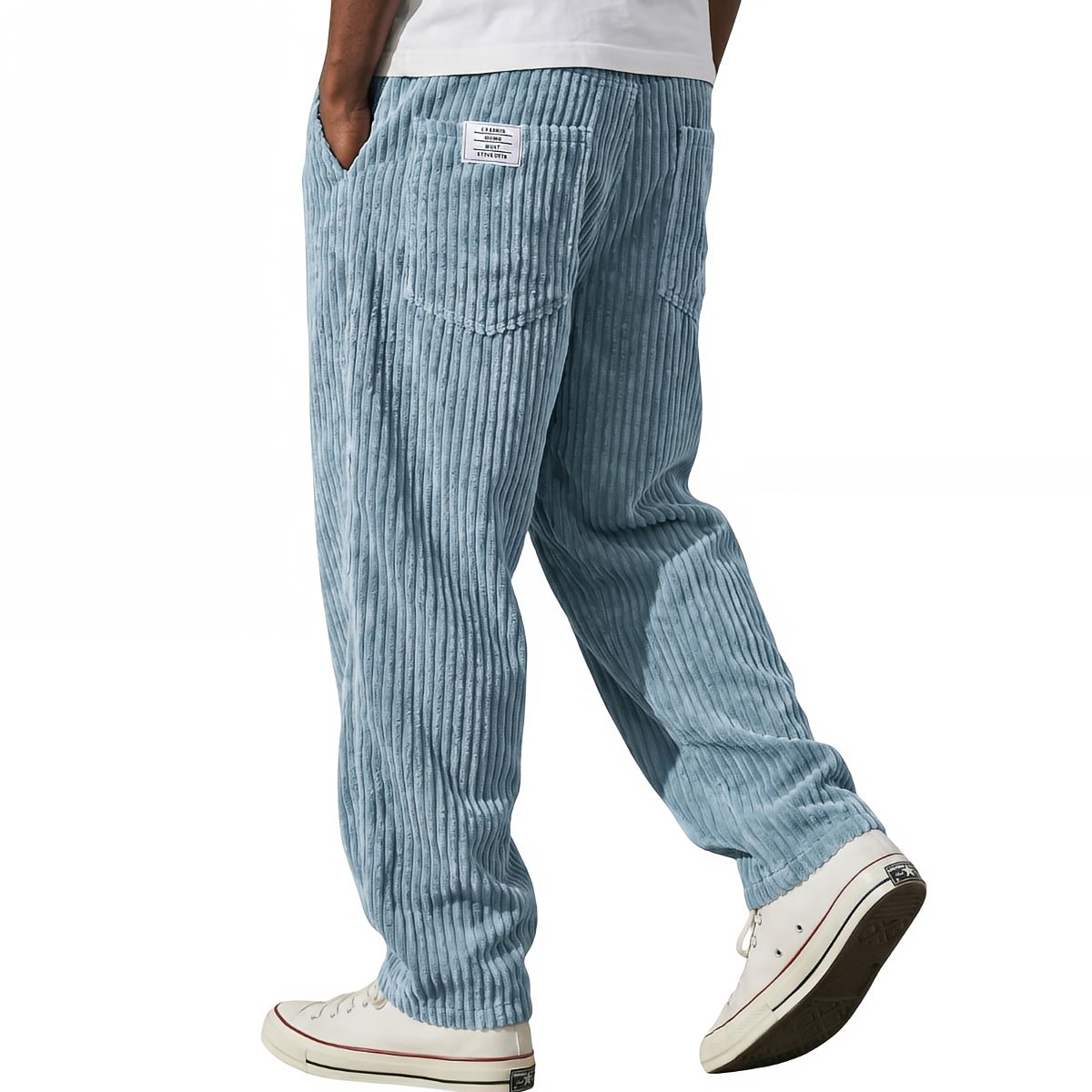 Pantalons en velours côtelé bleu clair Danoir Paris, coupe élégante, tissu doux et texturé, vue de face sur mannequin.