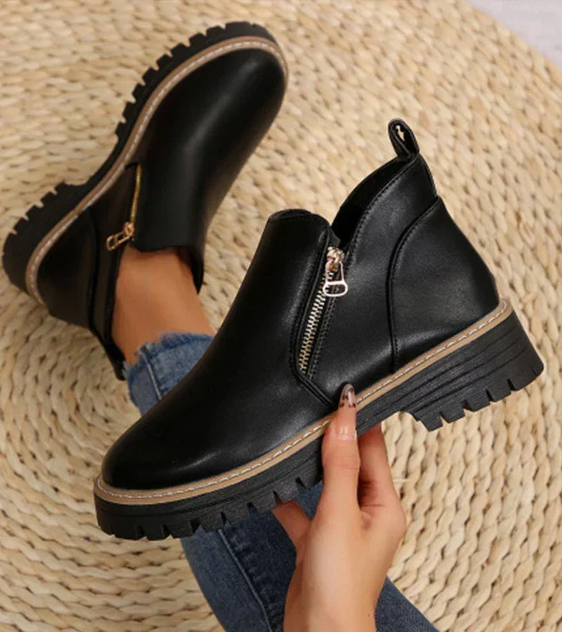 Bottines confort Danoir Paris Alessia en cuir noir avec talon moyen, parfaites pour un style élégant et confortable.