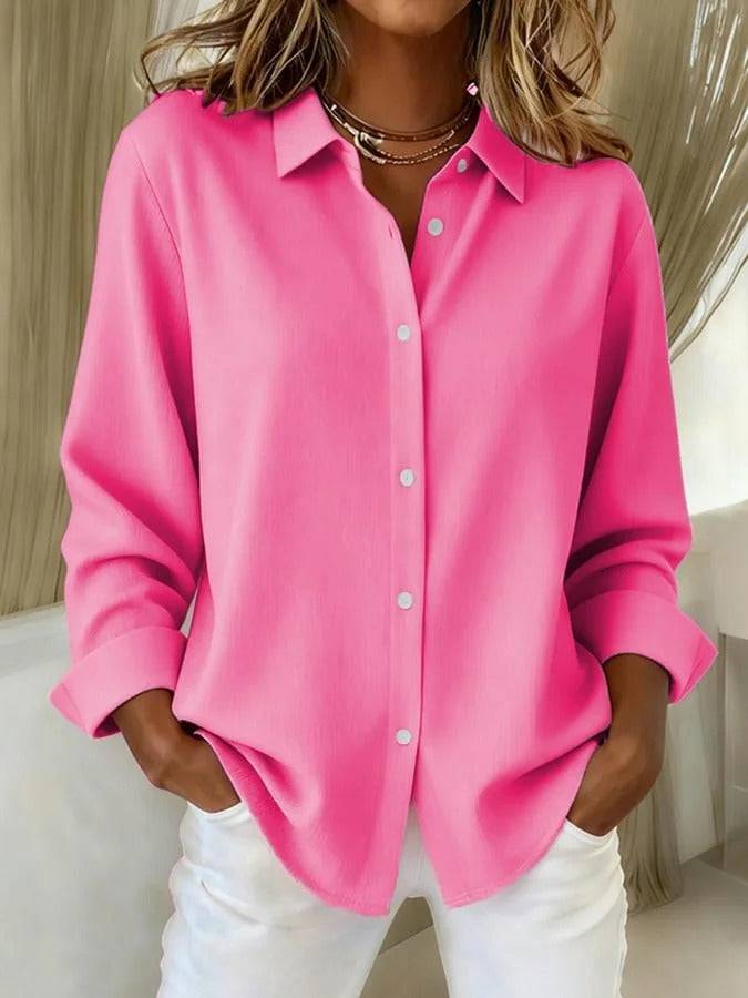 Blouse élégante Cecilia pour femmes de la marque Danoir Paris, style polyvalent et chic, visible sur Emily.