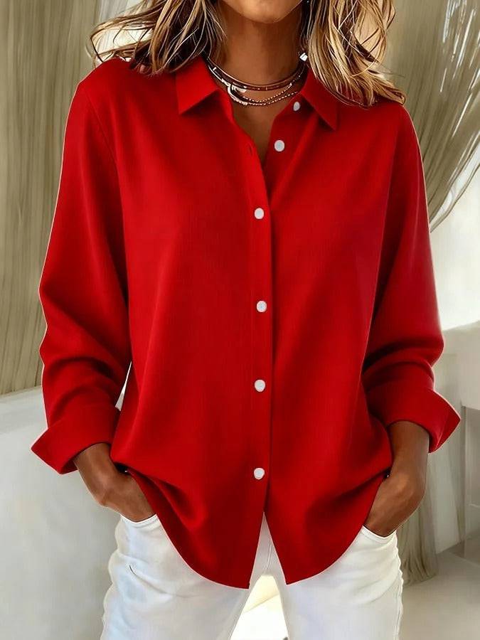 Blouse élégante Cecilia de Danoir Paris, style polyvalent, portée par Emily, tissu fluide et coupe moderne pour femmes.