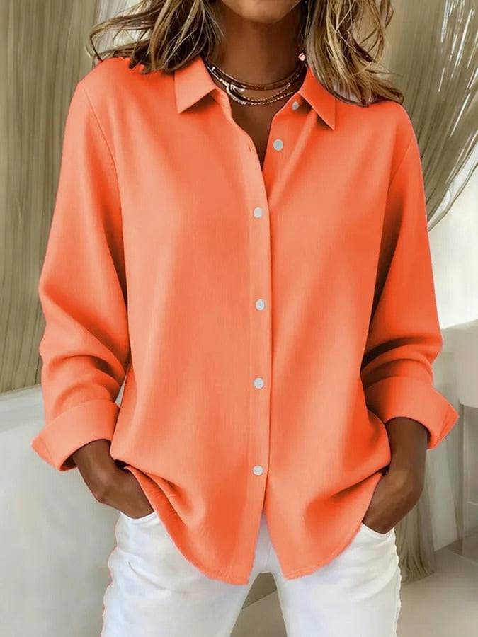 Blouse élégante Cecilia pour femmes de Danoir Paris, tissu fluide, coupe sophistiquée, portée avec style.
