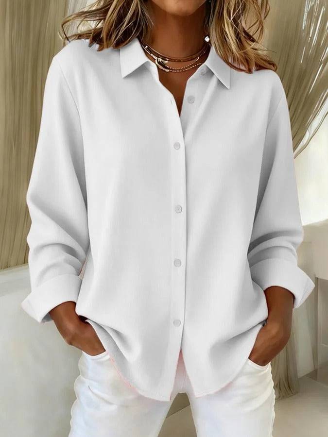 Blouse élégante Cecilia pour femmes de Danoir Paris, vêtement polyvalent en tissu léger, portée par Emily dans une tenue chic.