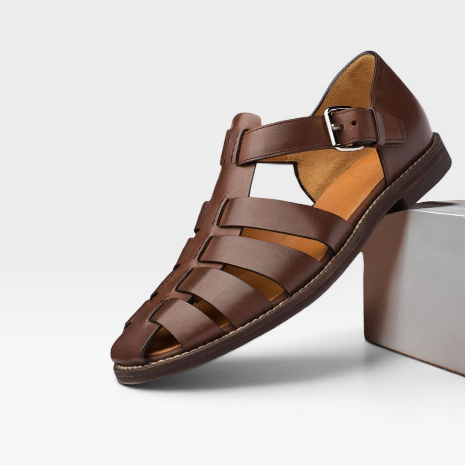 Sandales fisherman en cuir pour hommes de Danoir Paris, style estival classique à bout fermé, avec semelle en cuir et finition élégante.