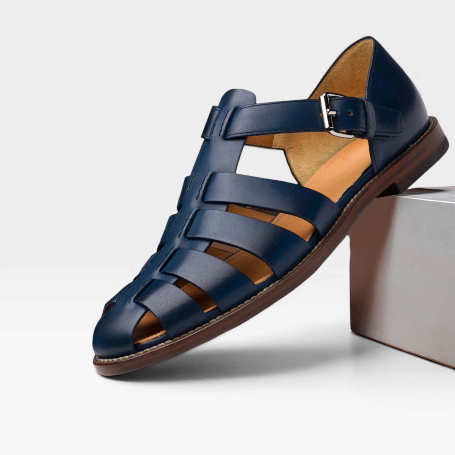 Sandales fisherman en cuir pour hommes Danoir Paris, style estival classique, avec bout fermé, en cuir marron élégant.