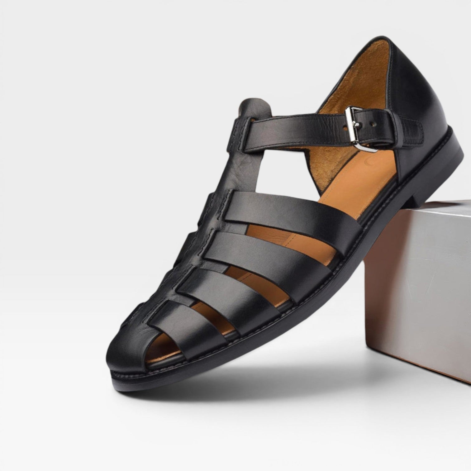 Sandales fisherman en cuir pour hommes de Danoir Paris, style estival classique à bout fermé, montrant la texture du cuir.