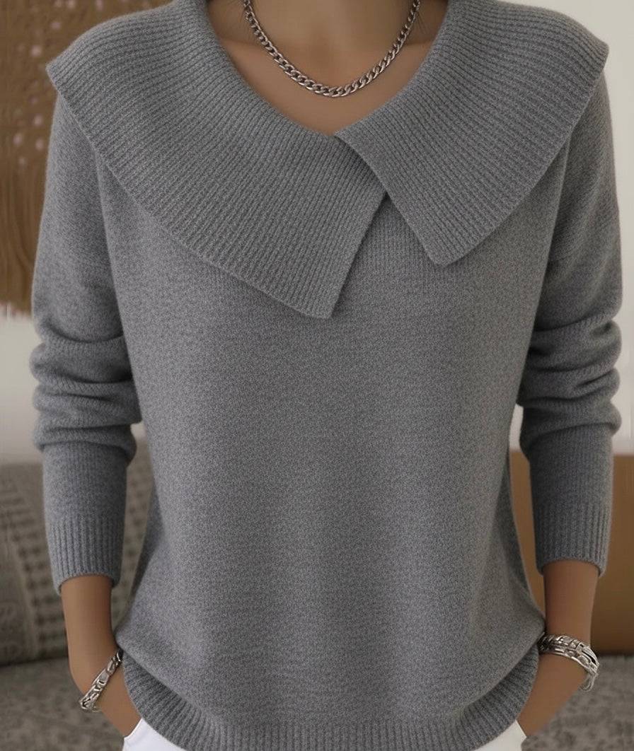 Pull côtelé élégant Rylee de Danoir Paris, en tissu doux, couleur neutre, porté sur un mannequin, détails de finition sophistiqués.