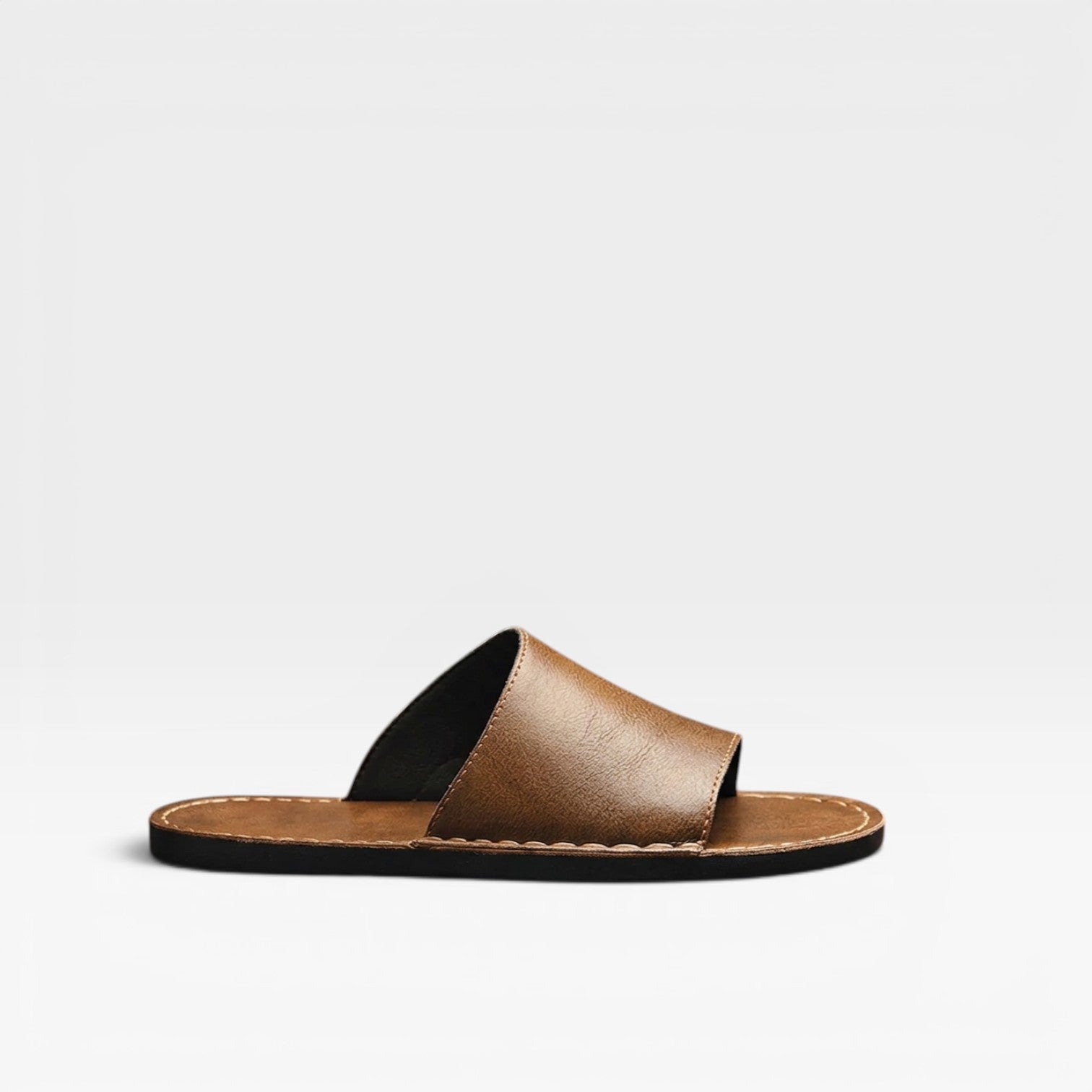 Sandales à enfiler en daim de vache pour hommes de Danoir Paris, confort quotidien, cousues main, avec semelle en cuir.