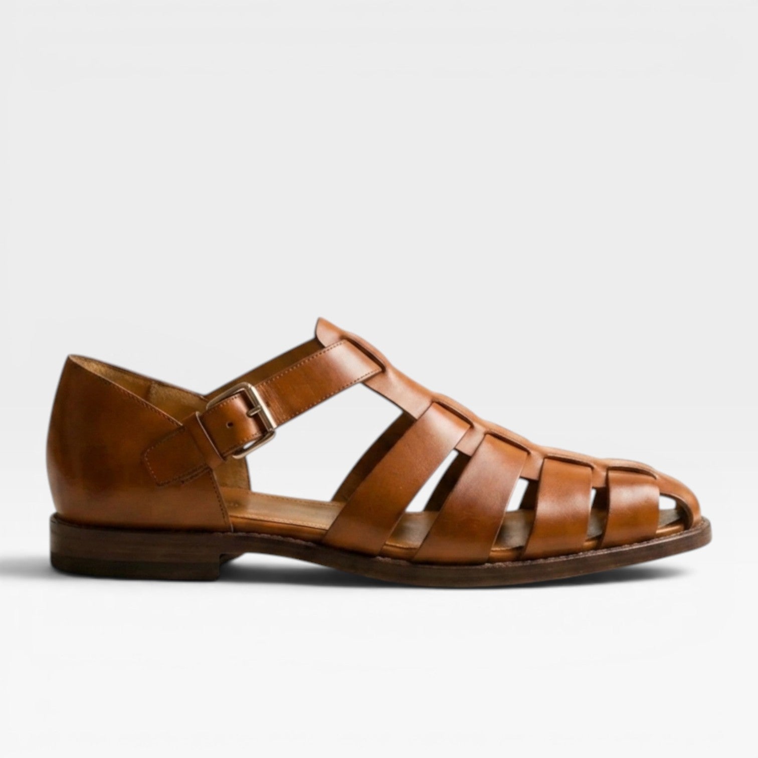 Sandales fisherman en cuir pour hommes de Danoir Paris, style estival classique à bout fermé, visibles en image.