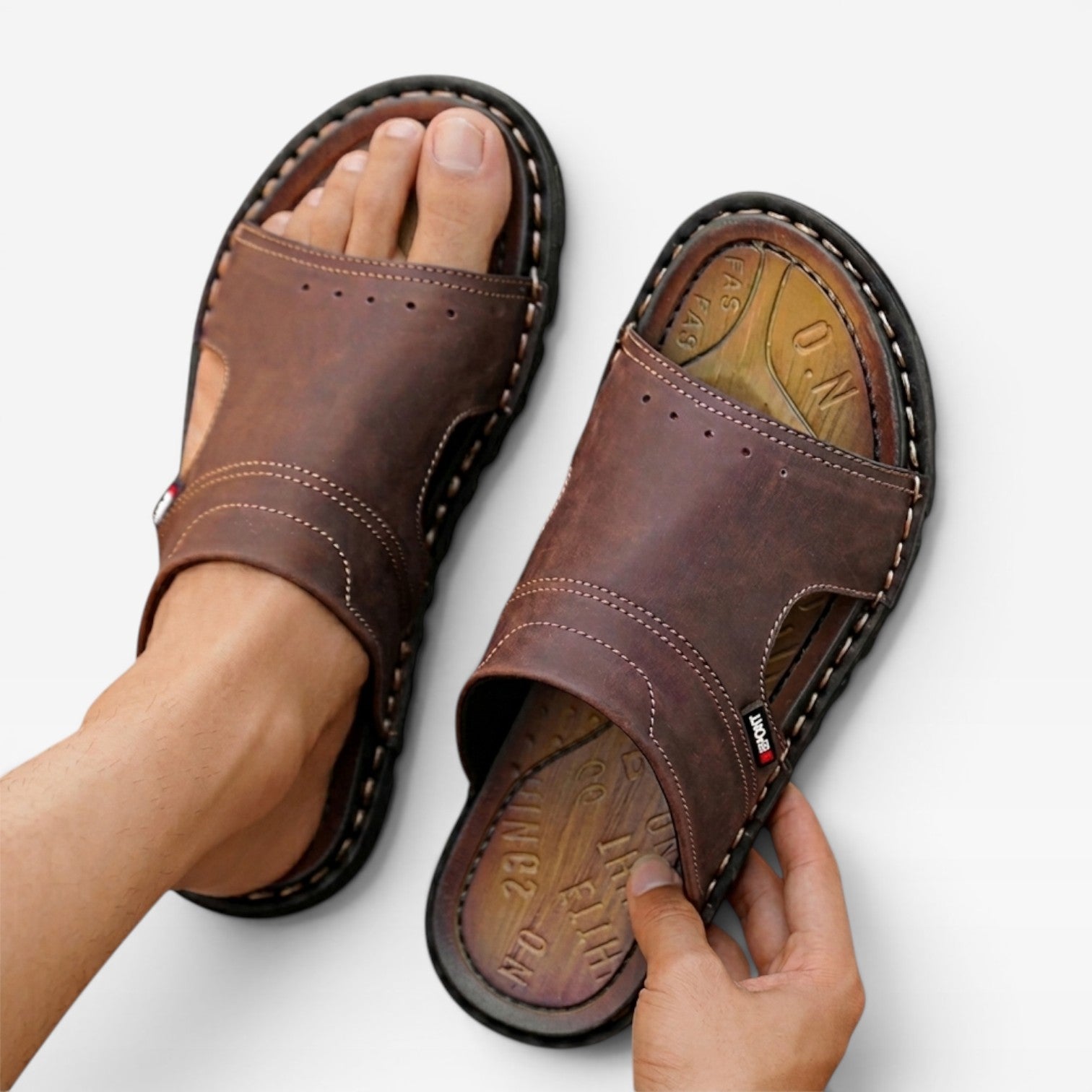 Sandales slides en cuir pour hommes Danoir Paris, style estival classique à bout ouvert, chaussure confortable et élégante.
