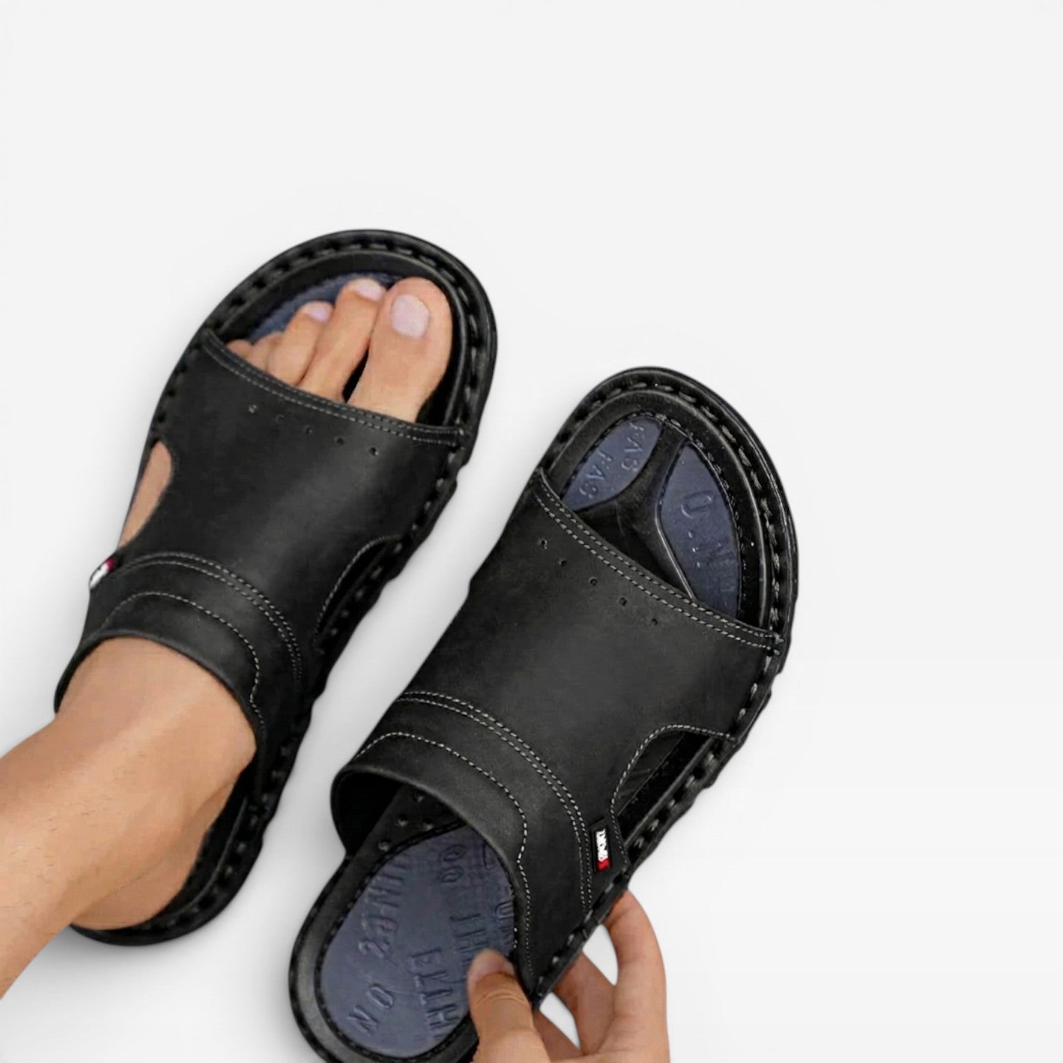 Sandales slides en cuir pour hommes Danoir Paris, style estival classique à bout ouvert, faciles à enfiler, confortables.