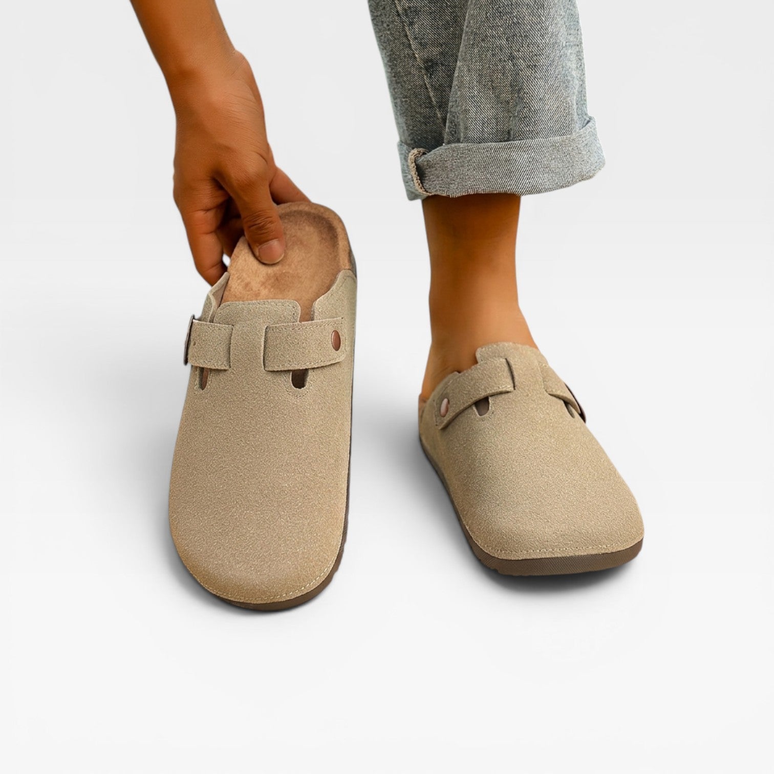 Sabots en liège pour hommes Danoir Paris, mules à enfiler à bout fermé avec boucle ronde, chaussure confortable et élégante.
