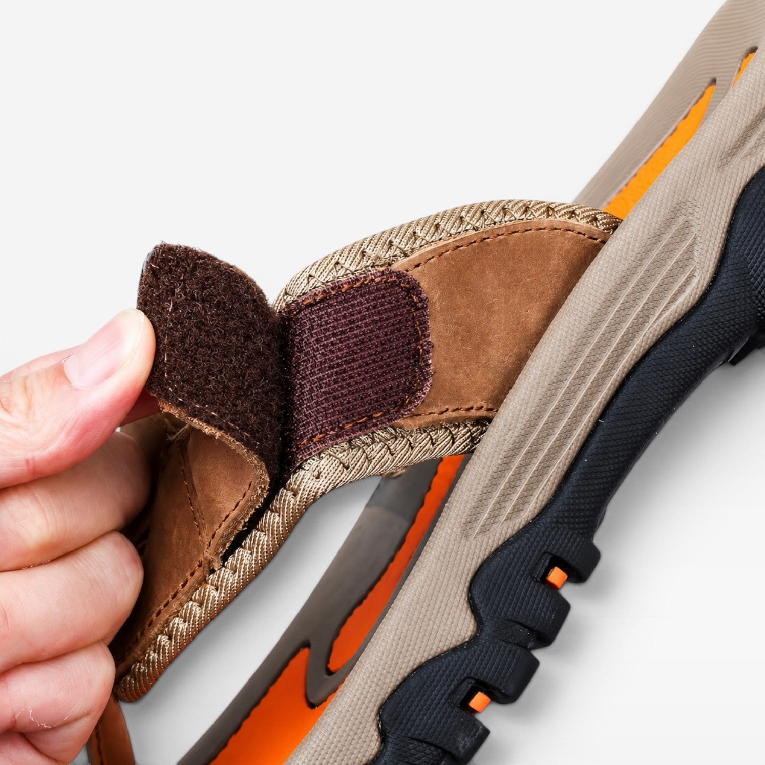 Sandales à entre-doigts en cuir de vachette pour hommes de Danoir Paris, confortables et rembourrées, vue de face