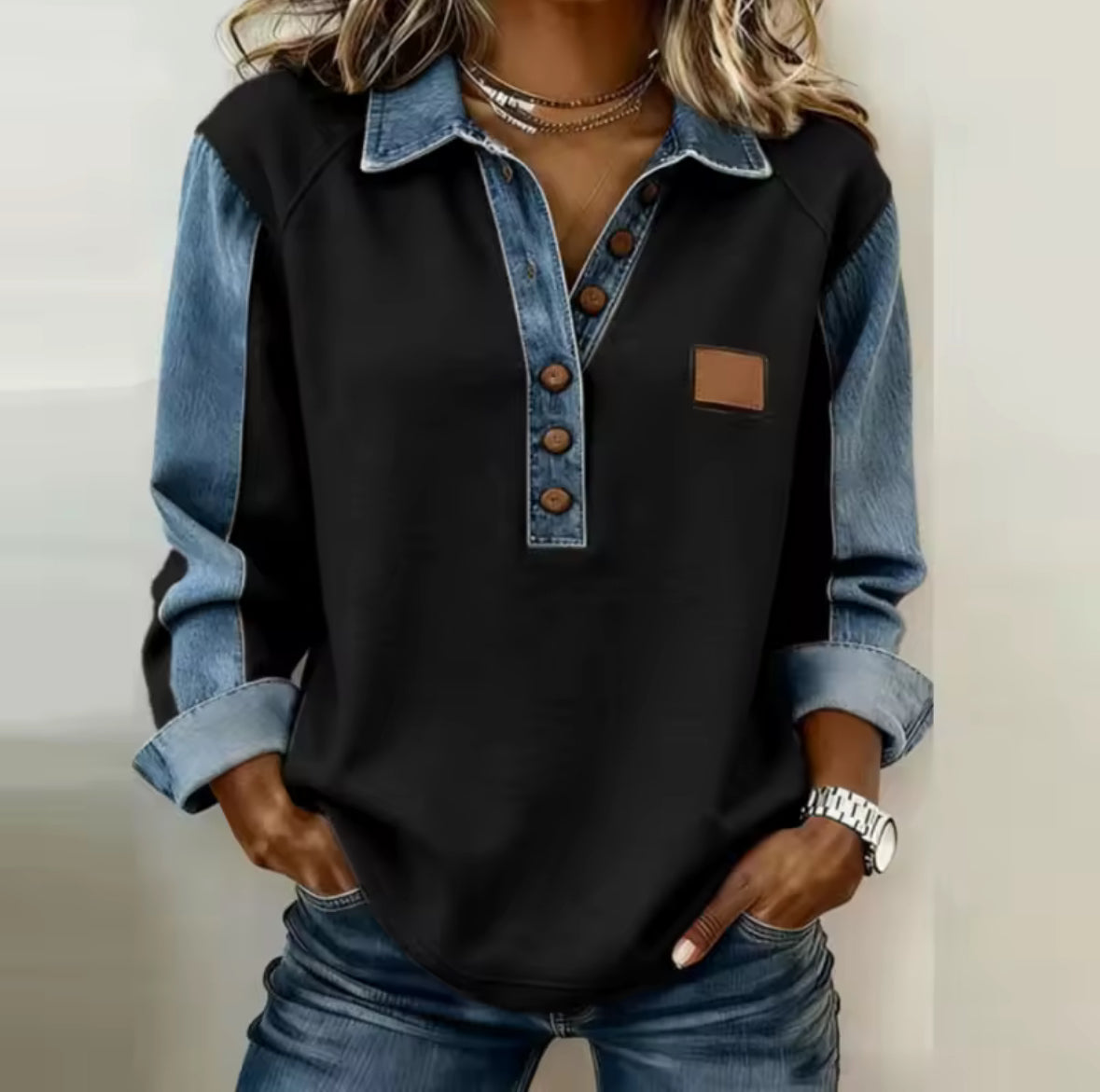 Pull à col contrasté Elspeth de Danoir Paris, pull-over en tricot beige avec col en couleur différente, mode élégante et confortable.