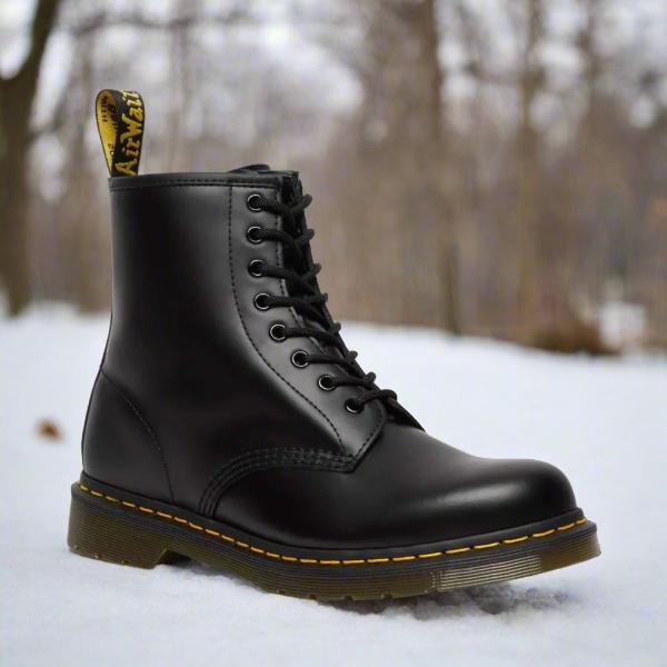 Bottes élégantes à lacets pour femmes Danoir Paris, en cuir noir, avec semelle robuste et design sophistiqué.