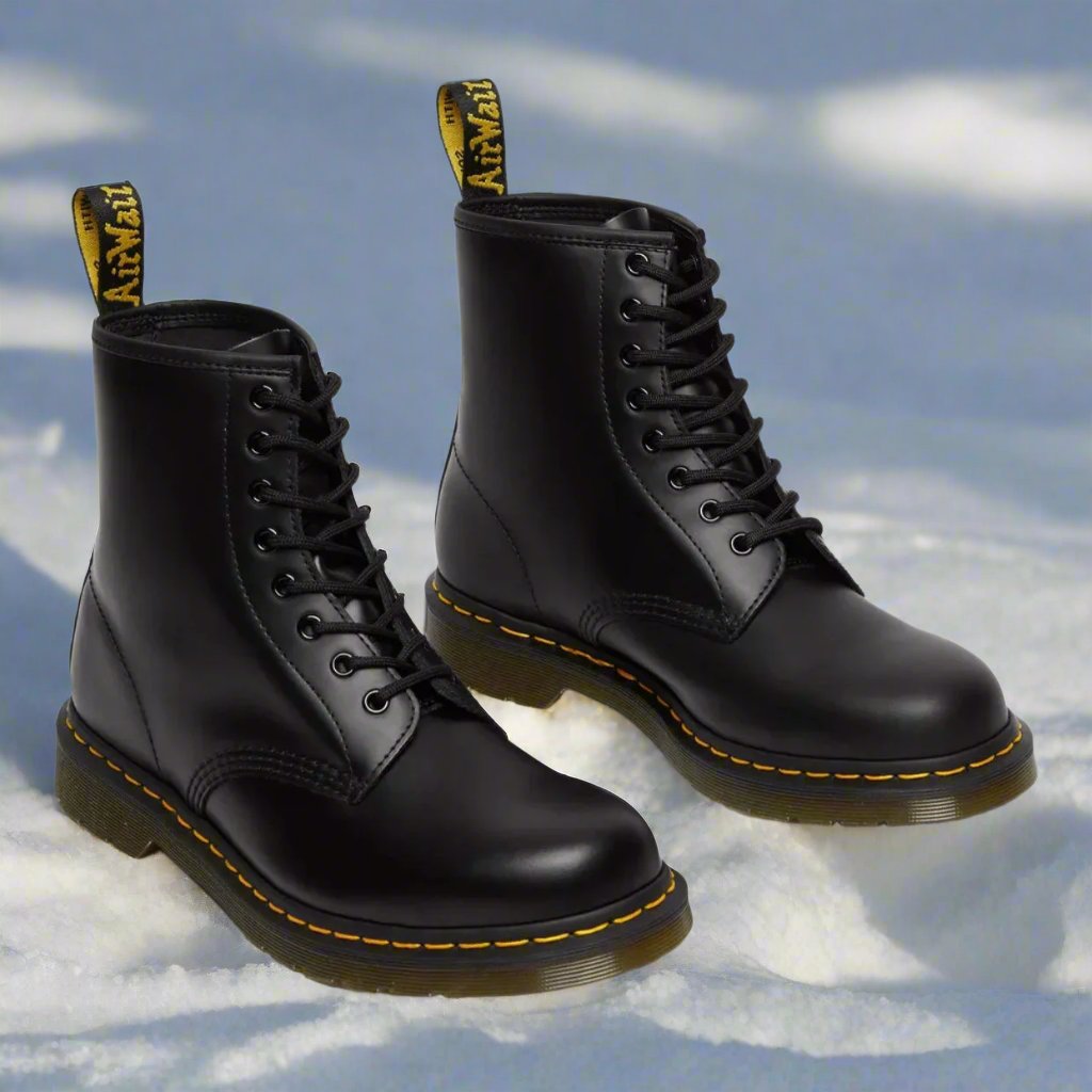 Bottes élégantes à lacets Danoir Paris pour femmes, en cuir noir avec semelle robuste et design moderne.