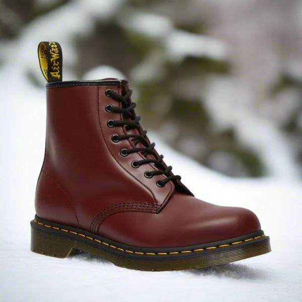 Bottes élégantes à lacets pour femmes Danoir Paris, en cuir noir, avec semelle robuste et design chic.