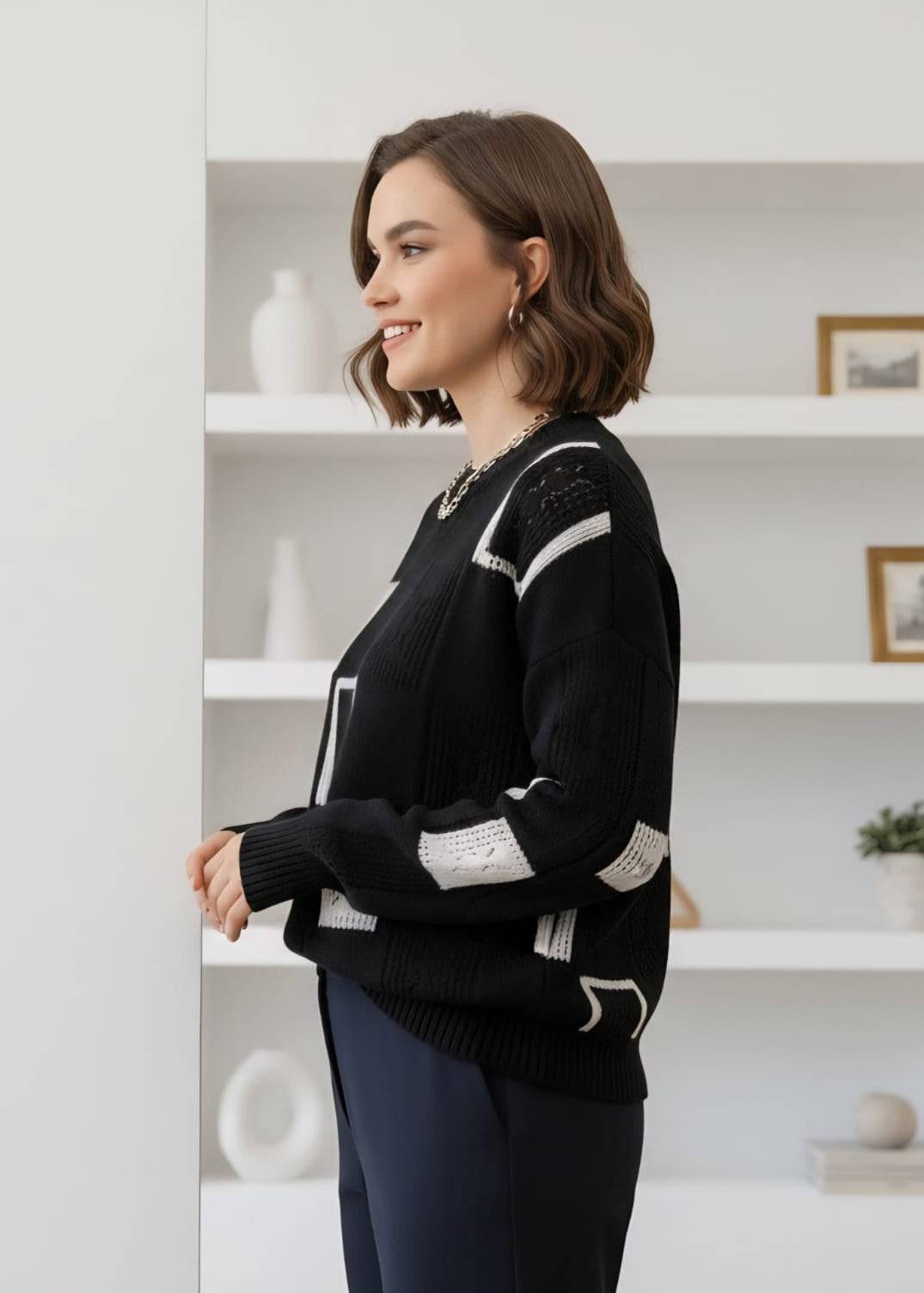 Pull rétro chic Roby de Danoir Paris, en laine douce, avec col en V et manches longues, porté par un mannequin.