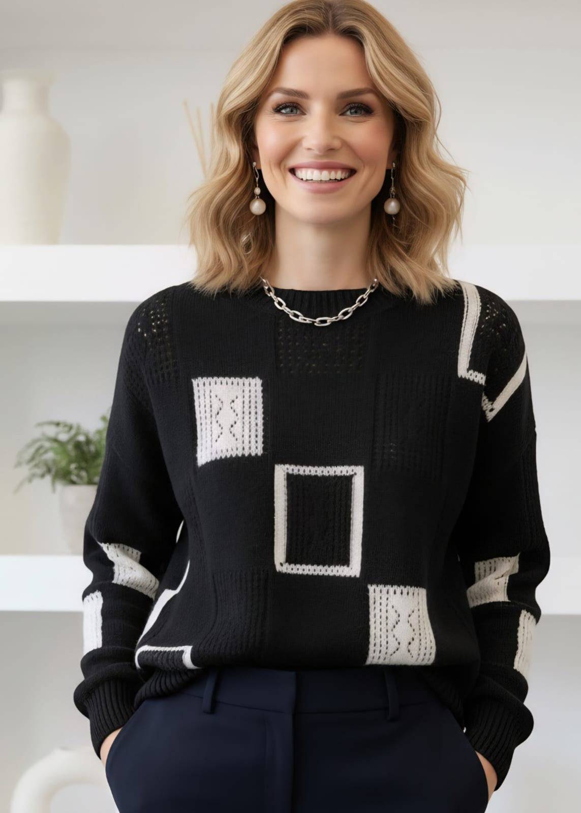 Pull rétro chic Roby de Danoir Paris, en laine douce avec col rond et détails élégants, porté en style décontracté.