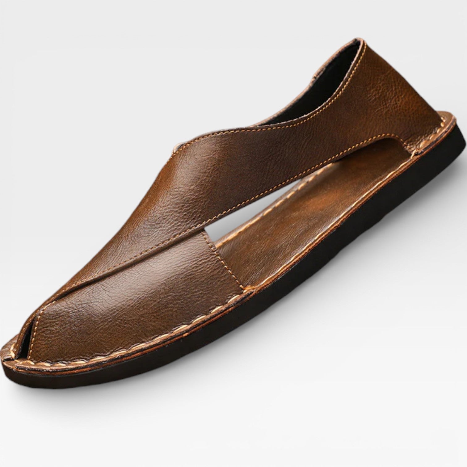Sandales classiques en cuir pour hommes de Danoir Paris, chaussure décontractée élégante pour homme, vue de face.
