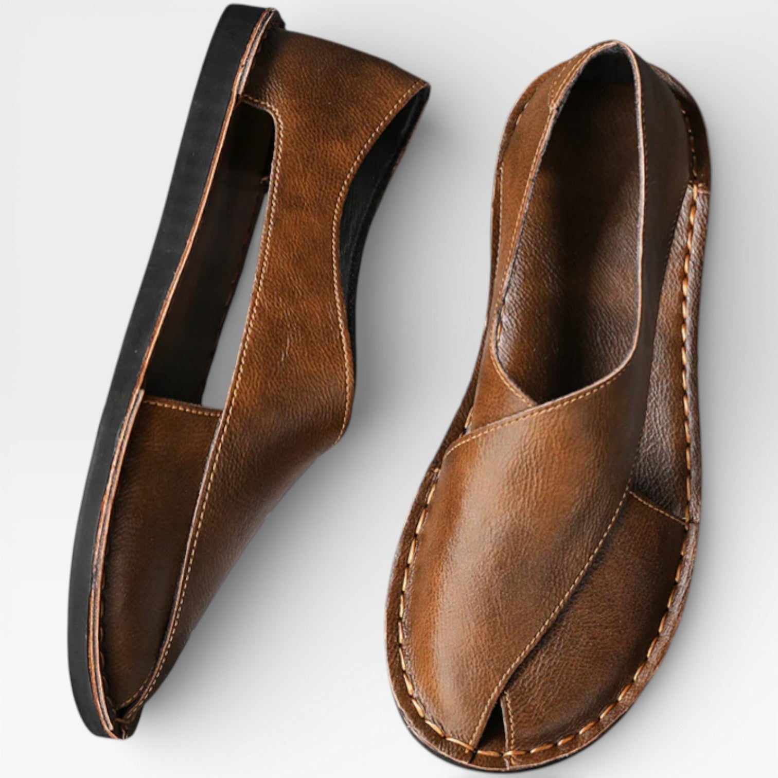 Sandales classiques en cuir pour hommes Danoir Paris, design décontracté élégant, vue en gros plan sur la sandale.