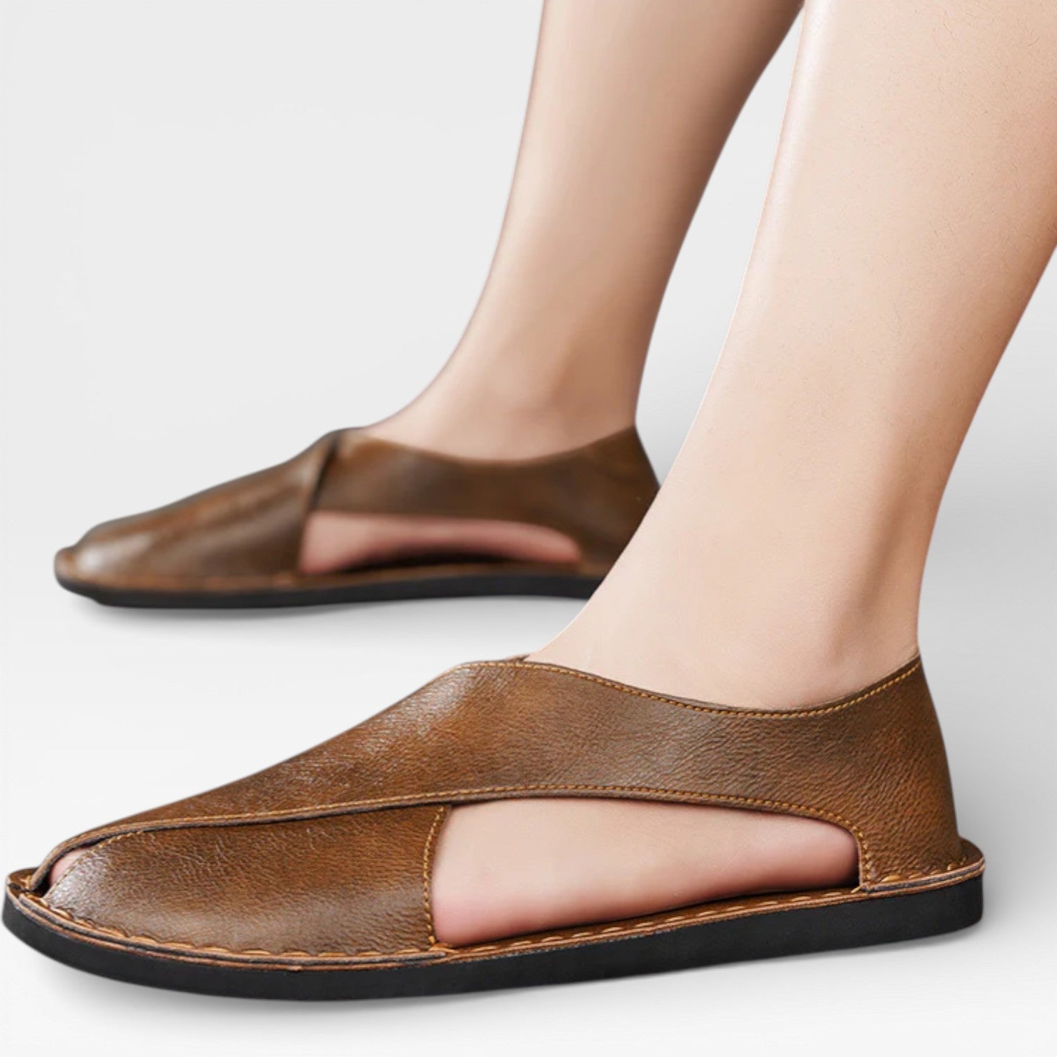 Sandales classiques en cuir pour hommes de Danoir Paris, vue de face, avec semelle en cuir et design décontracté élégant.