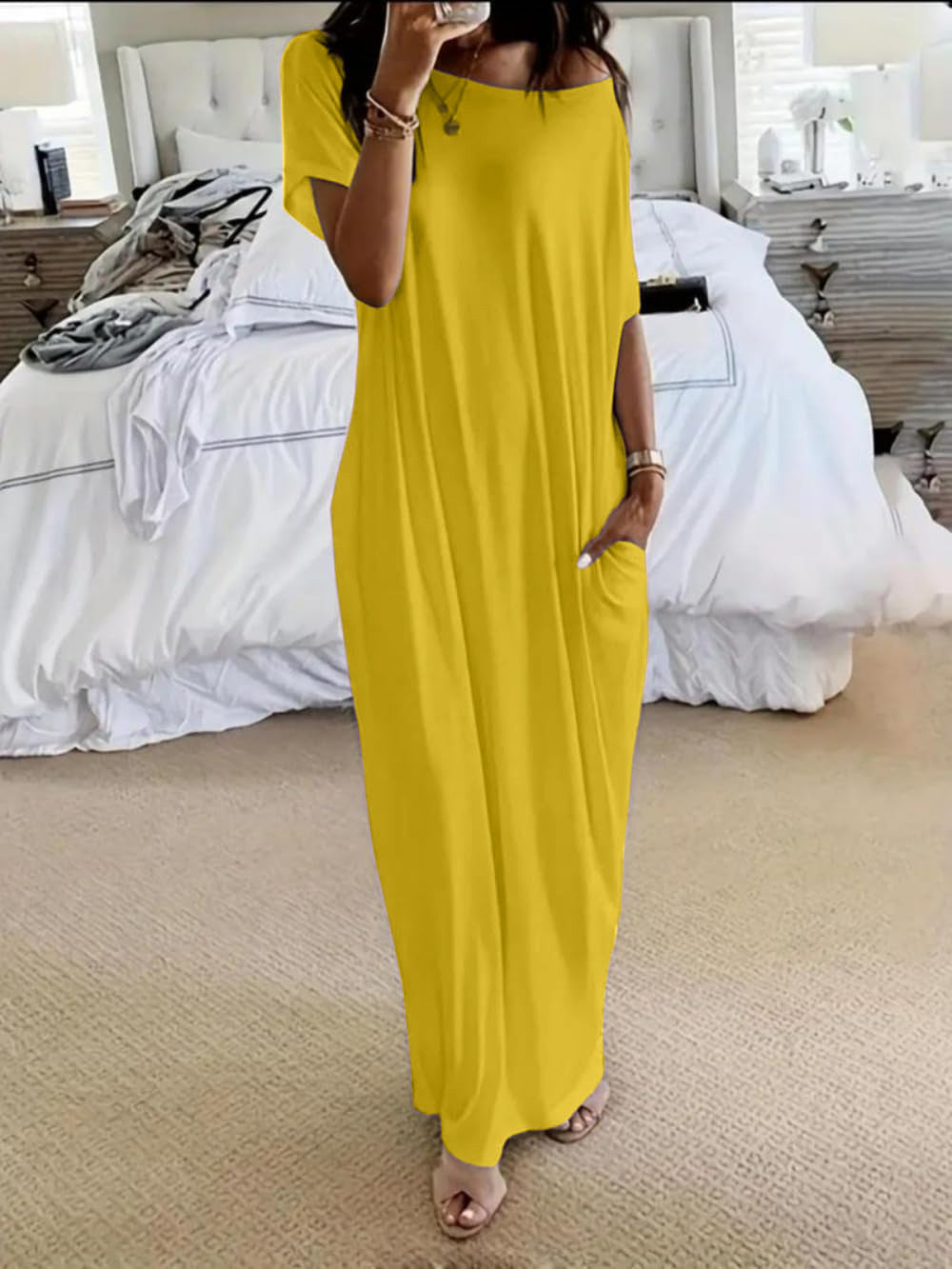 Robe décontractée oversize asymétrique à épaules dénudées, Danoir Paris, en tissu fluide et confortable.