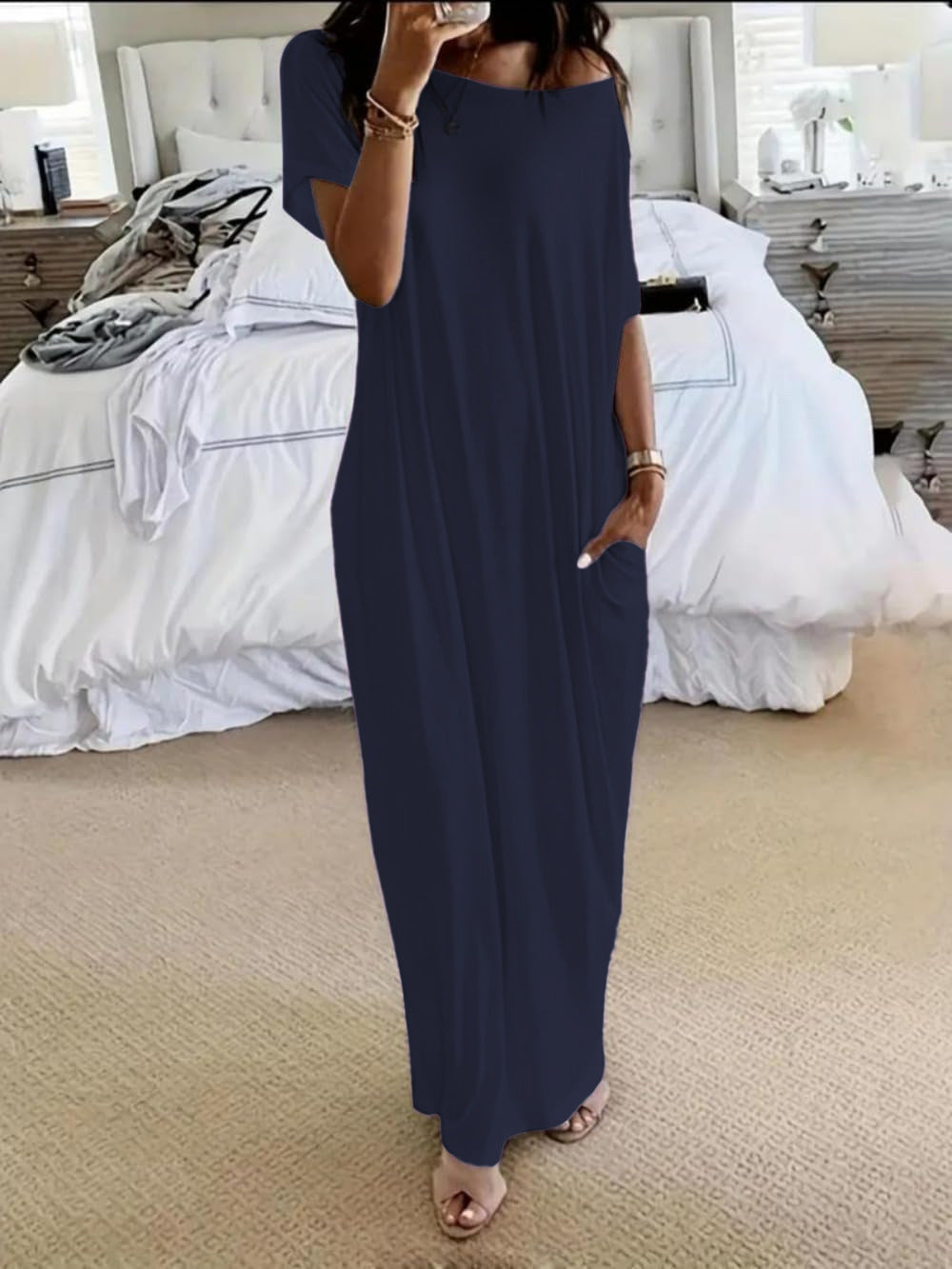 Robe décontractée oversize asymétrique épaules dénudées de Danoir Paris, tissu fluide et style tendance, vue de face.