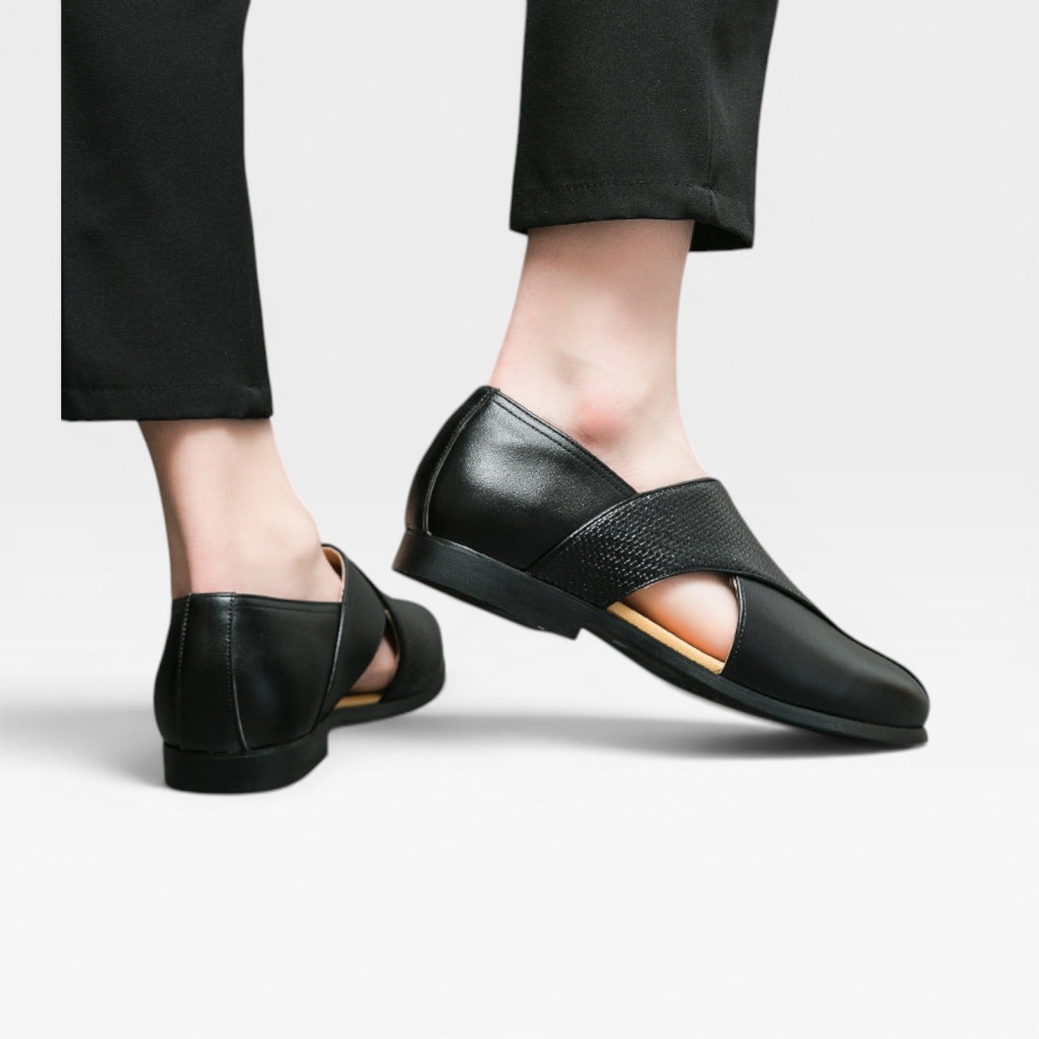 Sandales pour hommes Danoir Paris en cuir véritable, mocassins habillés classiques à enfiler avec bride croisée, vue de face.