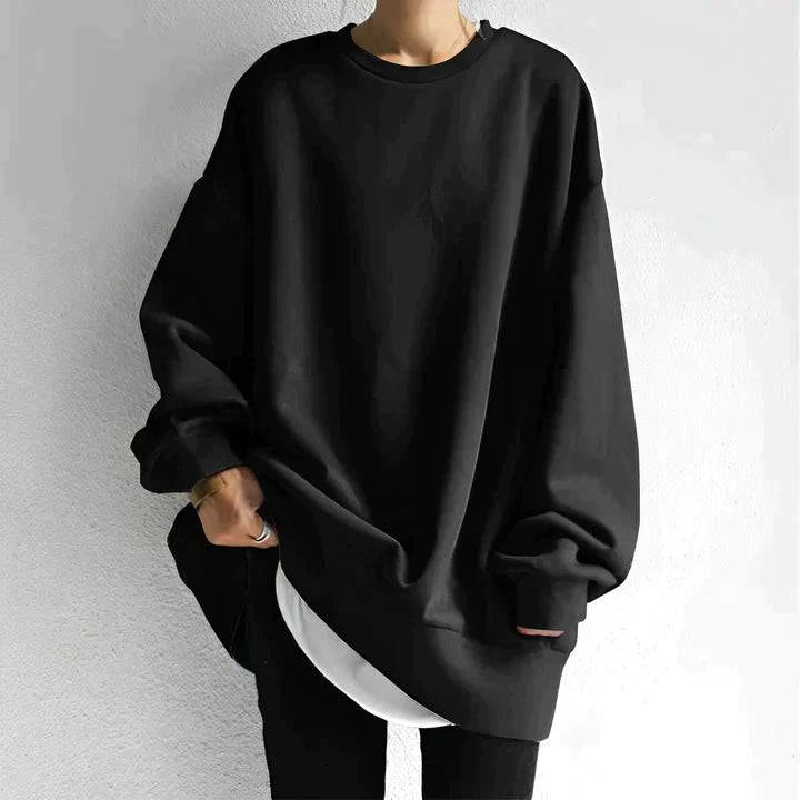 Tunique oversize confortable Joyce de Danoir Paris, vêtement ample avec tissu doux, portée sur un modèle blanc.