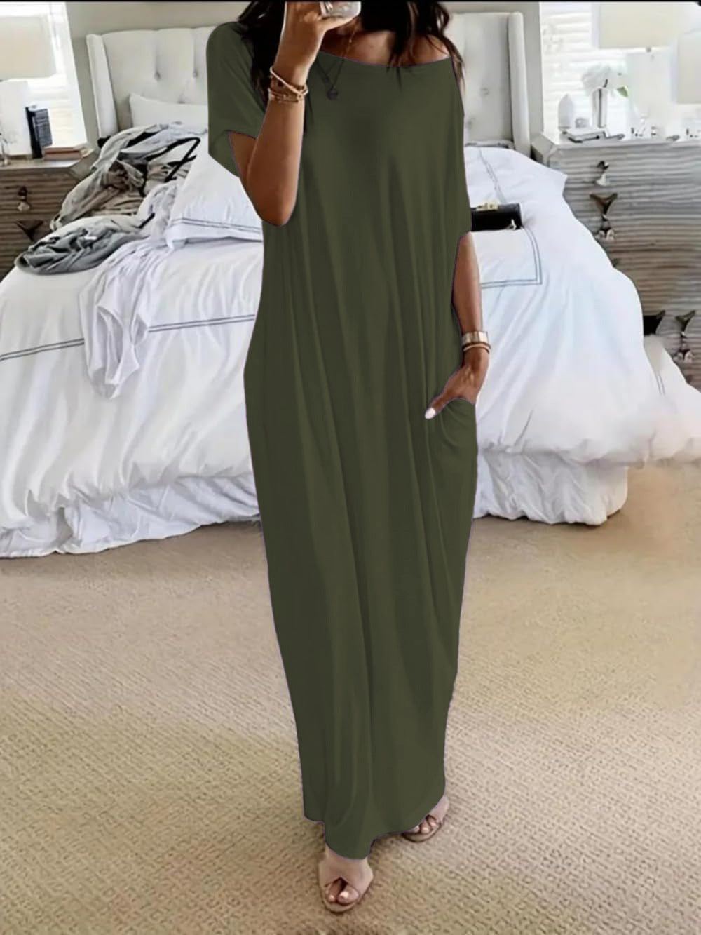 Robe décontractée oversize asymétrique à épaules dénudées de Danoir Paris, tissu fluide et style décontracté.