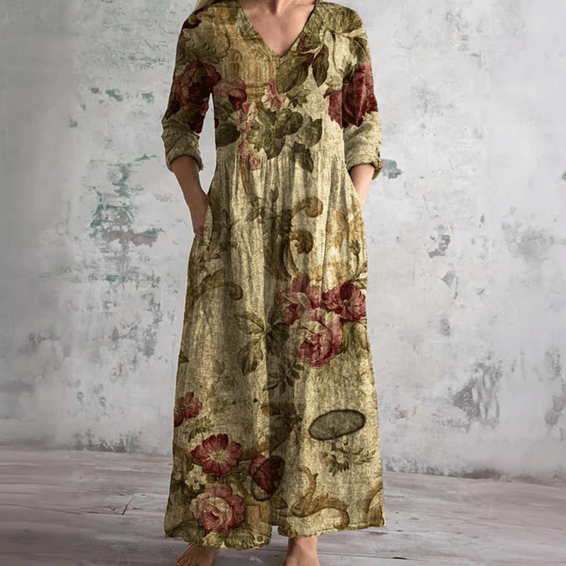 Robe d'été florale Rachel™ de Danoir Paris, tissu léger avec motifs floraux, portée par modèle debout dans un décor naturel.