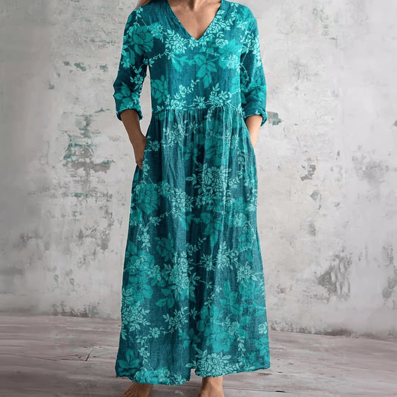 Robe d'été florale Marie™ de Danoir Paris, tissu léger avec motifs floraux, portée par une mannequin.