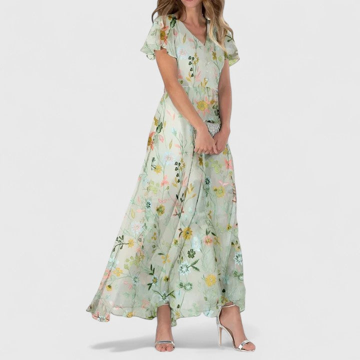 Robe longue Evelyn de Danoir Paris, maxi robe élégante en tissu fluide avec bretelles fines et coupe flatteuse, portée sur un fond neutre.