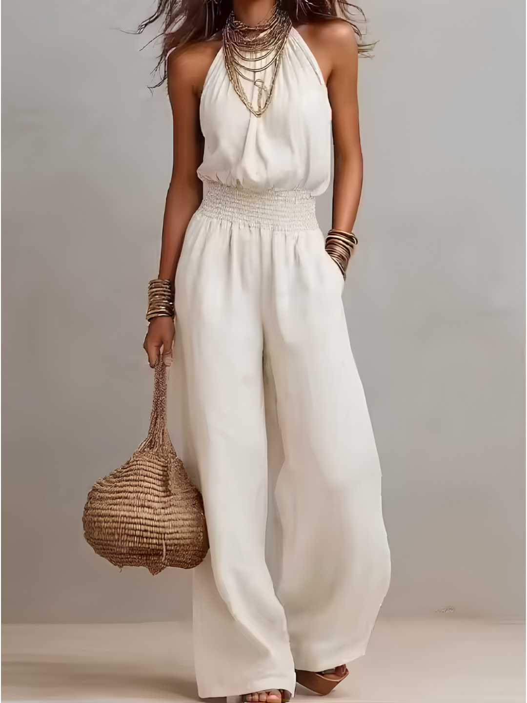 Combinaison pantalon large à col en halter, Danoir Paris, en tissu fluide et élégant, portée sans accessoires.