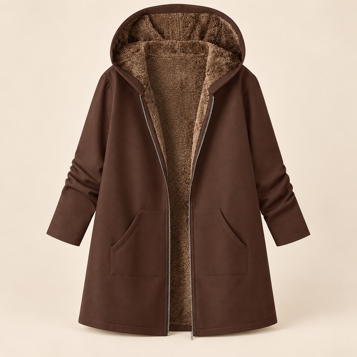 Manteau à capuche Danoir Paris Evelyn™ en sherpa douillet, ouvert pour montrer la texture chaude et confortable du tissu brun.