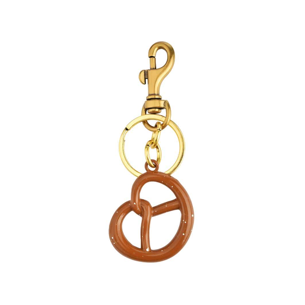 Charm en forme de bretzel doré de la marque Danoir Paris, en métal élégamment travaillé, idéal pour bracelet ou collier.