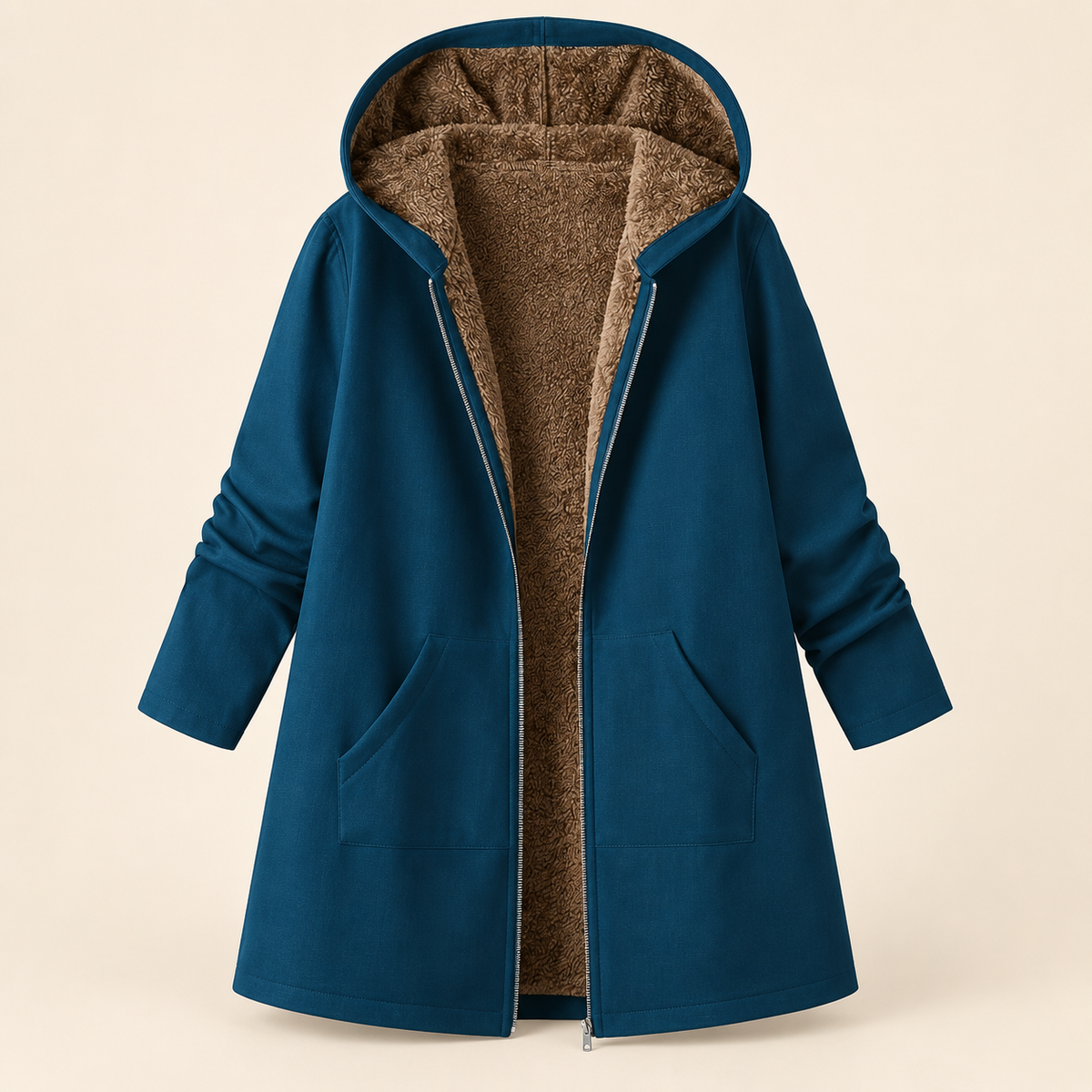 Manteau à capuche douillet Evelyn™ de Danoir Paris en sherpa bleu pétrole, intérieur chaud et confortable.