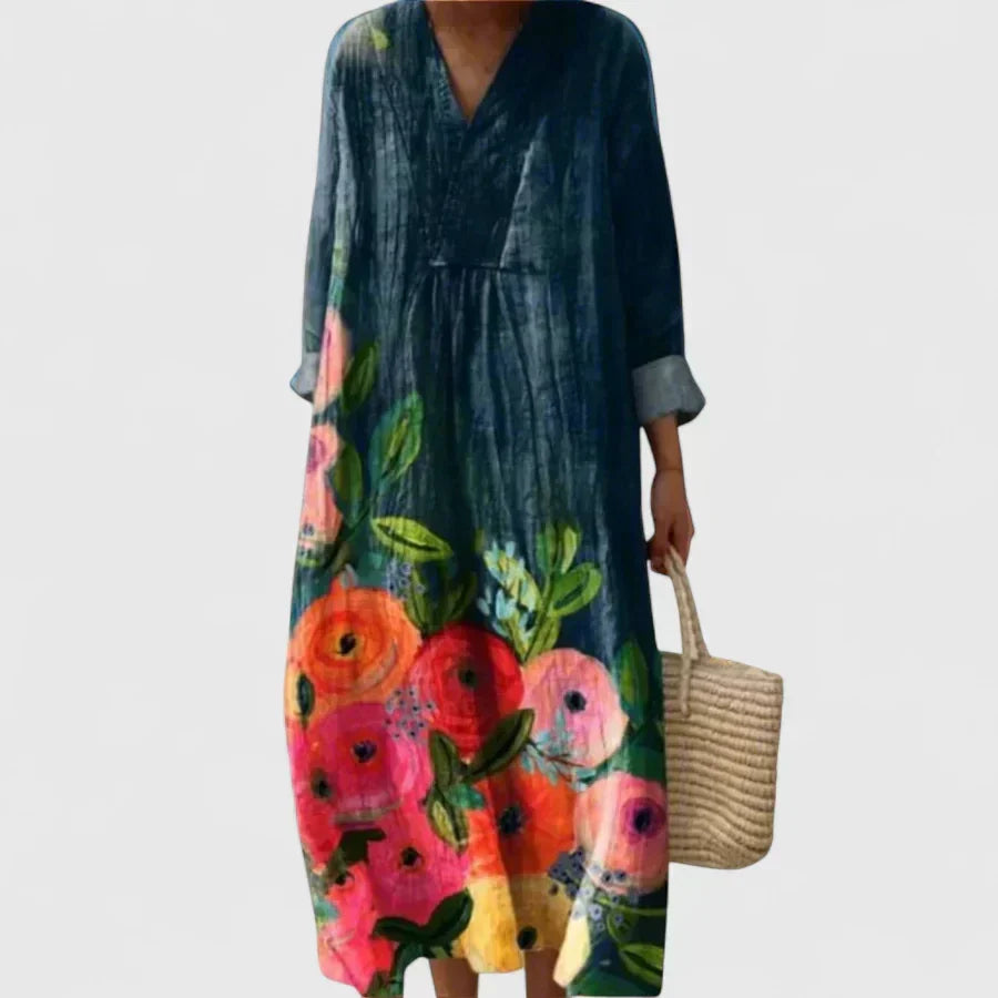 Robe longue maxi Taylynnne de Danoir Paris en tissu léger, portée avec des détails élégants et un design fluide.