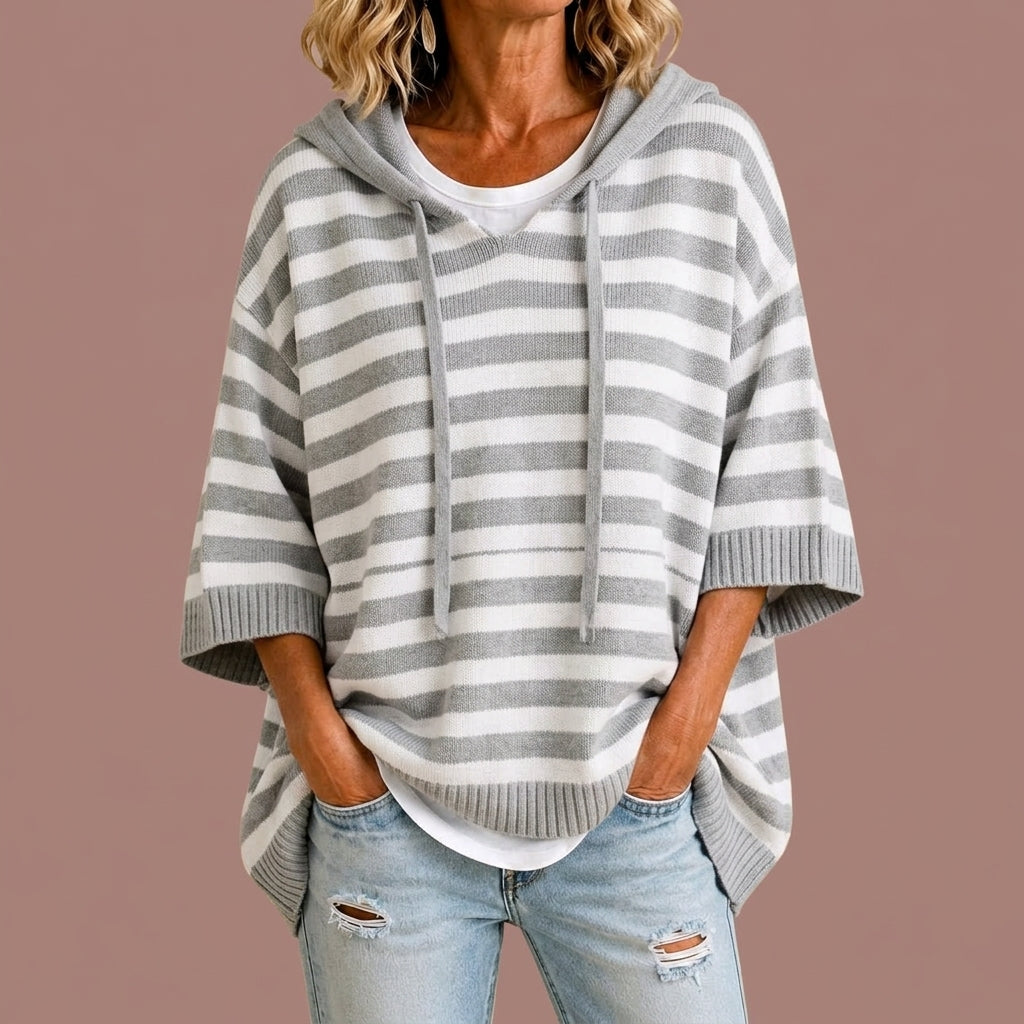Poncho en maille rayée avec capuche Danoir Paris, vêtement chaud et confortable pour un style décontracté et tendance.