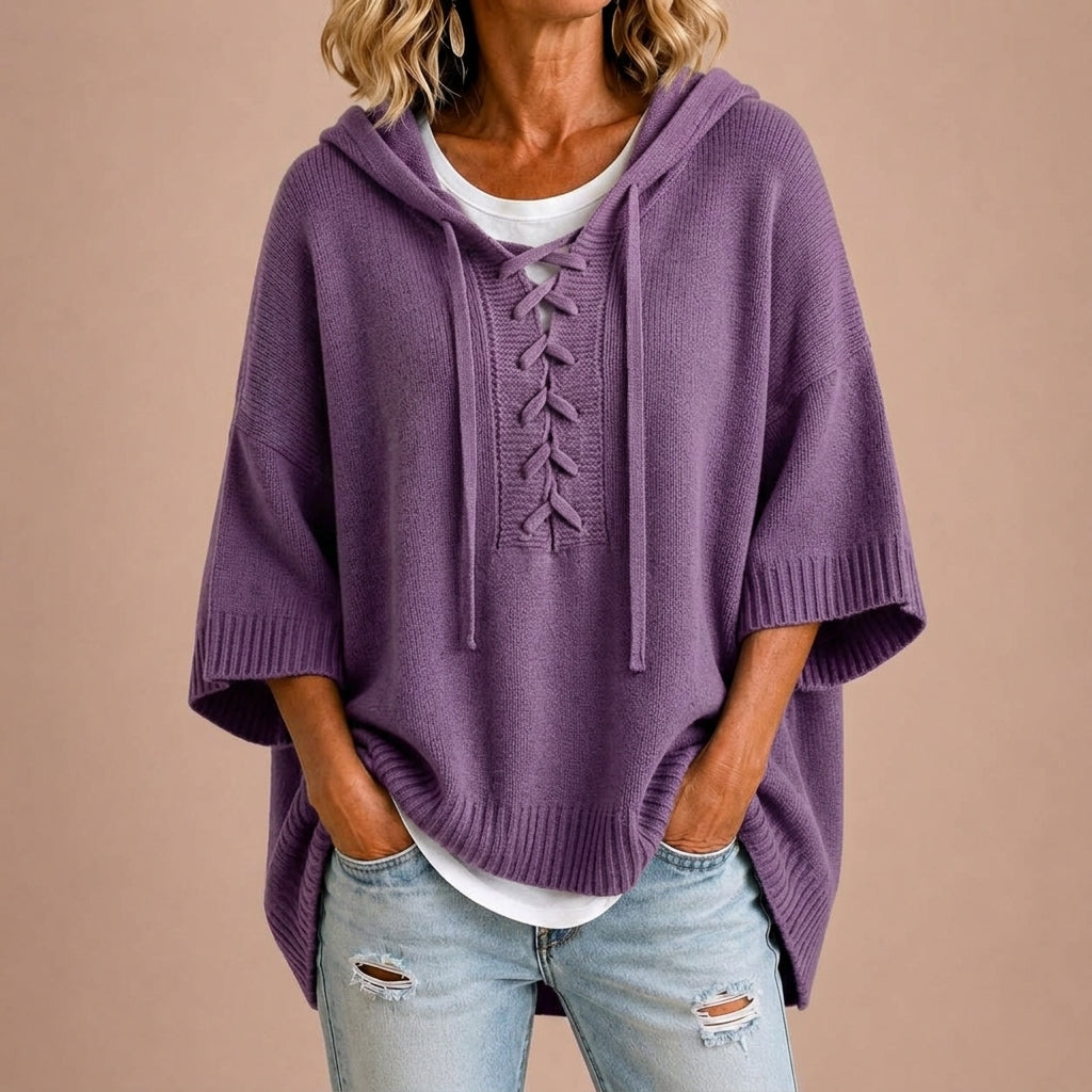 Poncho en maille avec capuche Claudia de Danoir Paris, porté, montrant le tissu doux et le style décontracté.